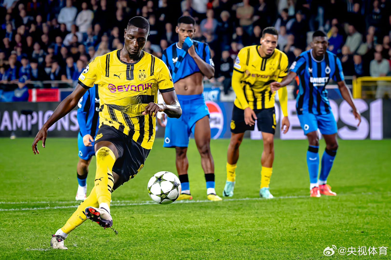 英雄联盟S15-欧冠倒计时，多特蒙德清晨豪取连胜，细节引发关注，话题不断，团队化学反应显著的简单介绍