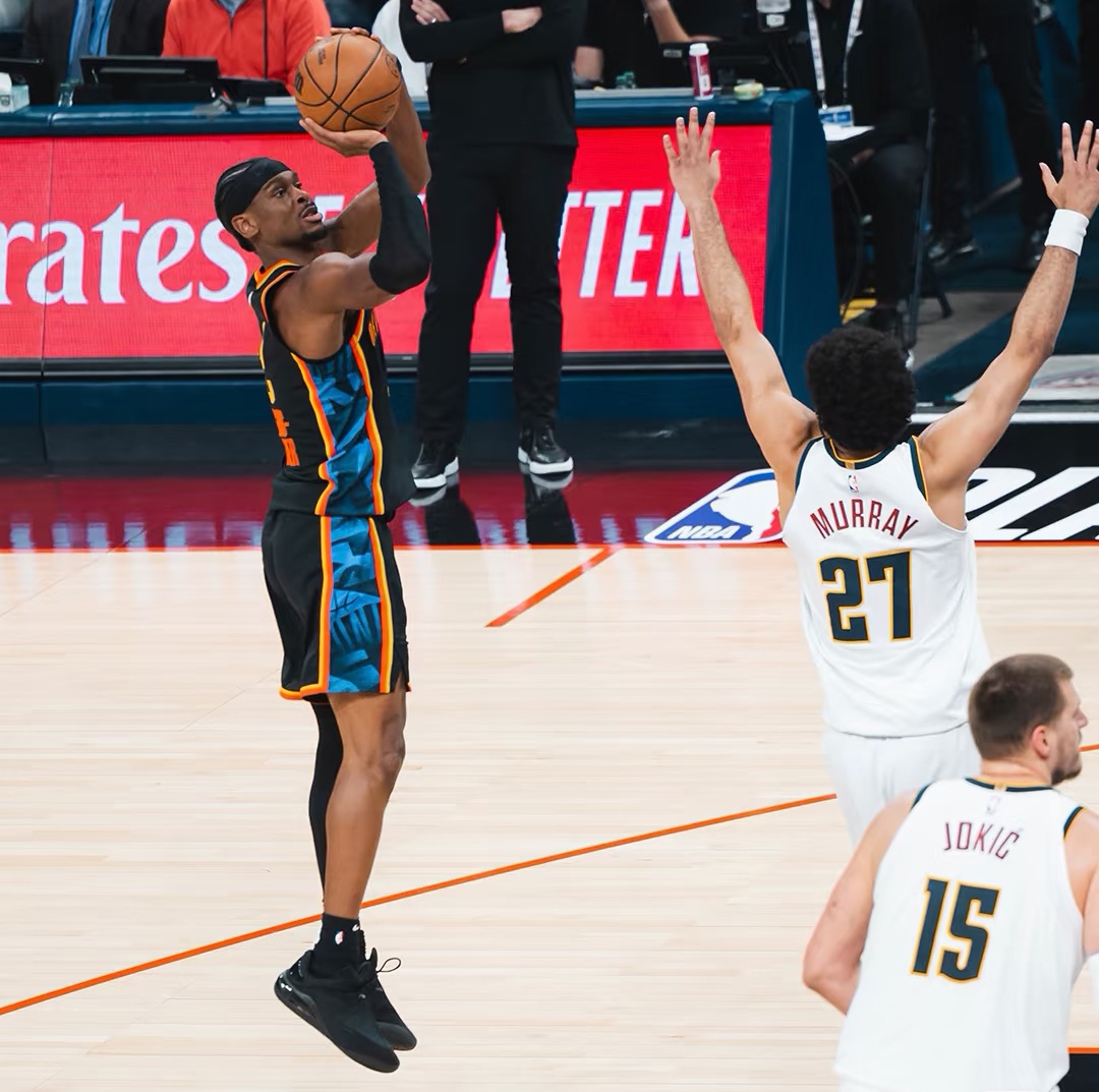 包含俄克拉荷马雷霆迎NBA常规赛关键赛，加时末段状态回暖，质疑声仍在，身体对抗强度拉满的词条